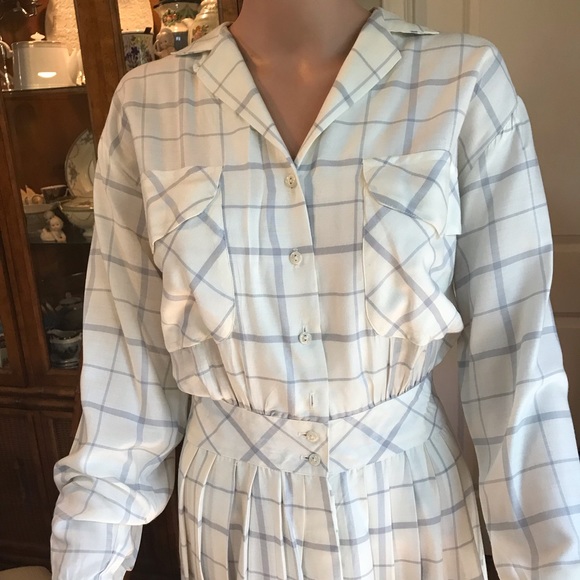 SOLD!! Host Pick! 🎉🎉 Eileen West Shirt Dress Soft White w/Gray Pearl Buttons - Picture 2 of 6